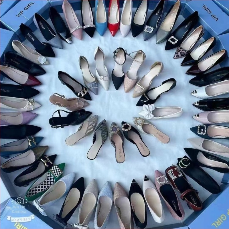 Női magassarkú cipő, hegyes orr, középmagas sarok 3-5 cm, PU felsőrész, gumírozott talp, egyvonalú csattal záródó