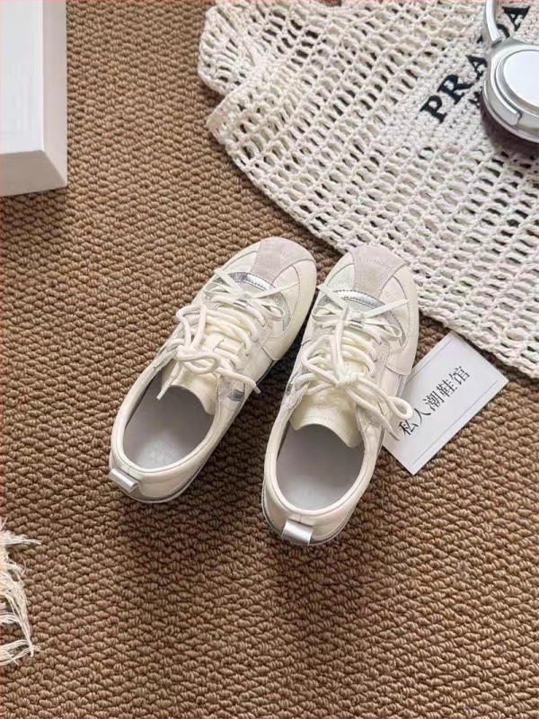 Női magasságot növelő magas szárú tornacipő, fűzővel záródó, 3–5 cm magasságnövelés, EVA talpbetét, gumitalp, felső rész kettős bőr