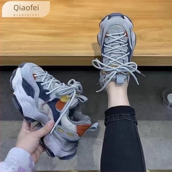 Női daddy shoes stílusú cipő kiemelt magassággal, vastag sarok, kopásálló gumitalp, előre fűzőzárás, alacsony felsőrész, felső anyaga mikroszál