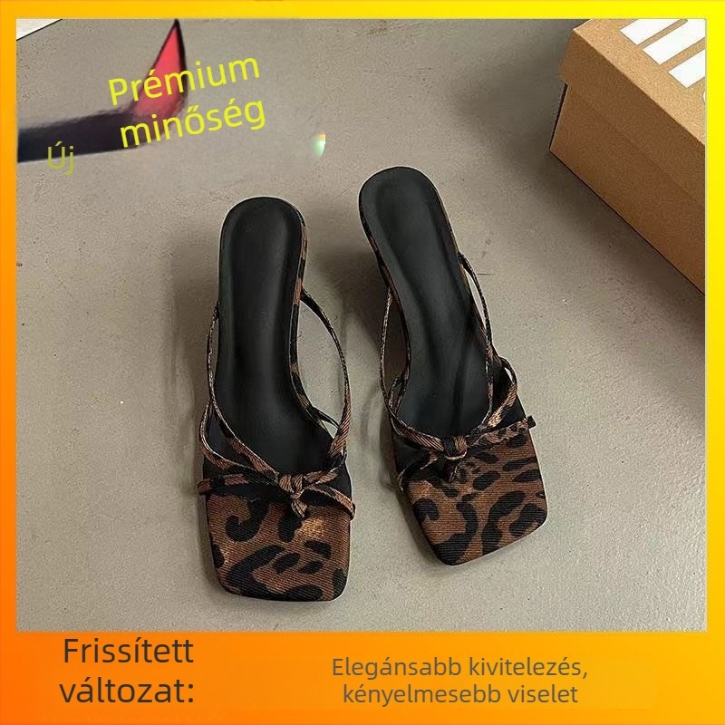 Leopárd mintás női szandál, klínos sarok, pánt a lábujjak között, PU felsőrész, PU talp