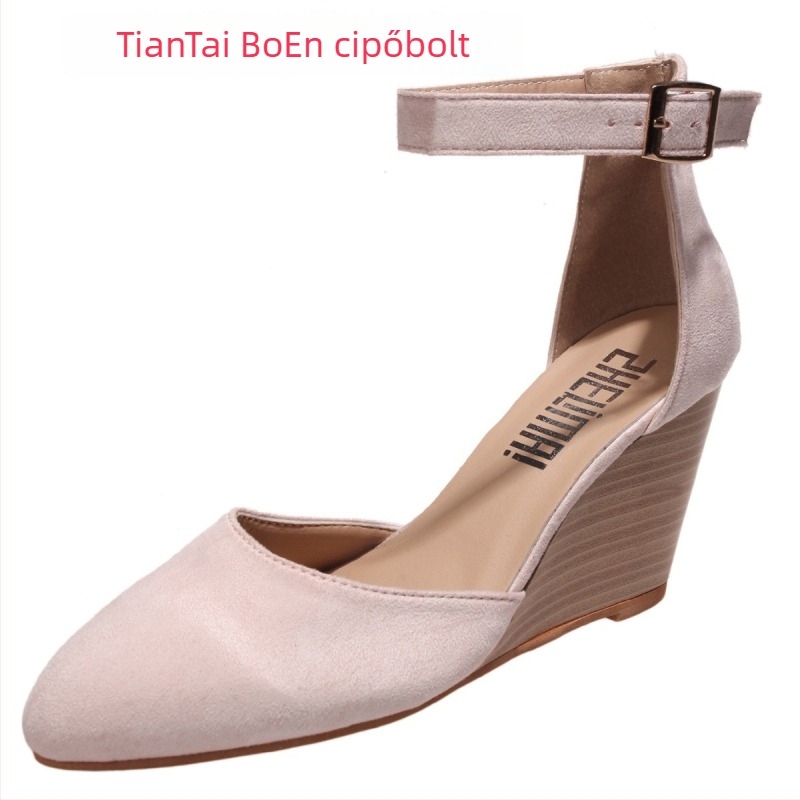 Női szandál klín sarokkal, PU felsőrész, hegyes orr, 6–8 cm magas, csatos zárás