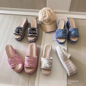Női hímzett vastag talpú platform surranó, slip-on kivitel, felső: juhbőr; talp: gumi