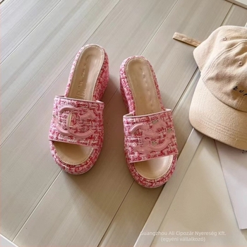 Női hímzett vastag talpú platform surranó, slip-on kivitel, felső: juhbőr; talp: gumi