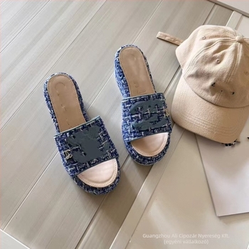 Női hímzett vastag talpú platform surranó, slip-on kivitel, felső: juhbőr; talp: gumi