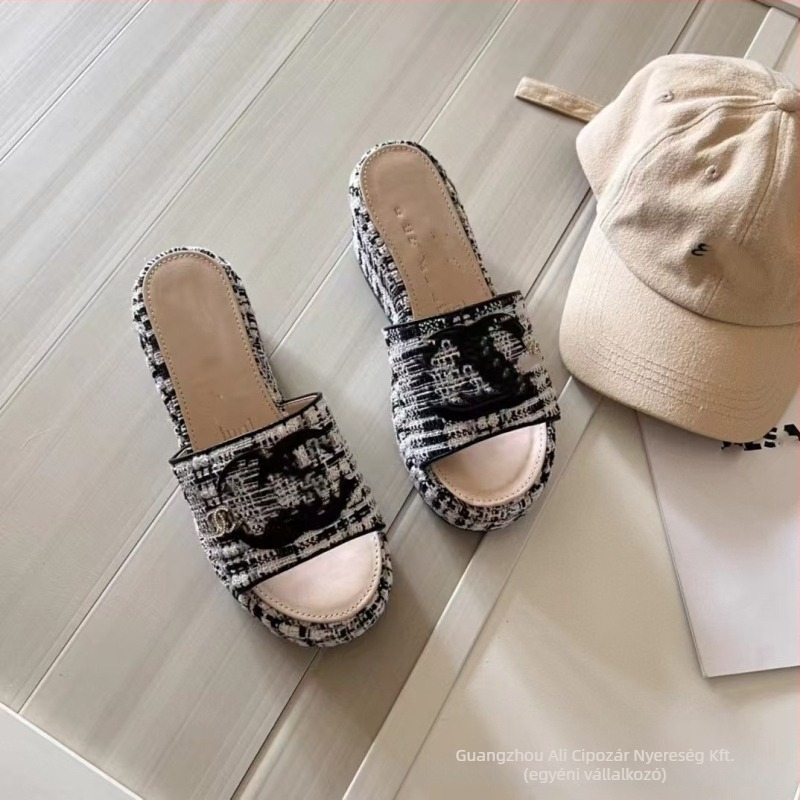 Női hímzett vastag talpú platform surranó, slip-on kivitel, felső: juhbőr; talp: gumi