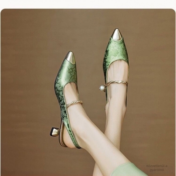 Női szandál, klínes sarokkal, hegyes orrú, felső rész: másodrendű disznóbőr, talp PU, bélés PU, elegáns stílus, sarokmagasság 3–6 cm