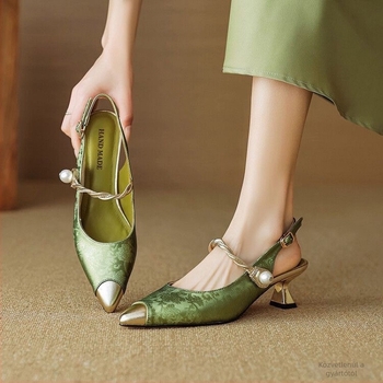 Női szandál, klínes sarokkal, hegyes orrú, felső rész: másodrendű disznóbőr, talp PU, bélés PU, elegáns stílus, sarokmagasság 3–6 cm