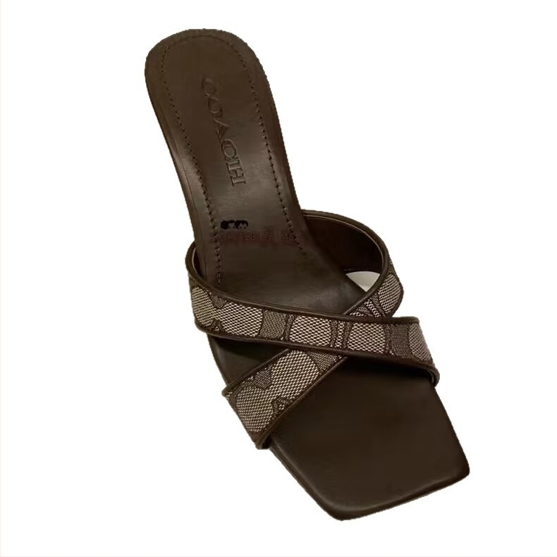 Nyári slip-on papucs bőrházú felsőrésszel, négyzetes orral, gumitalppal és belső szálas béléssel