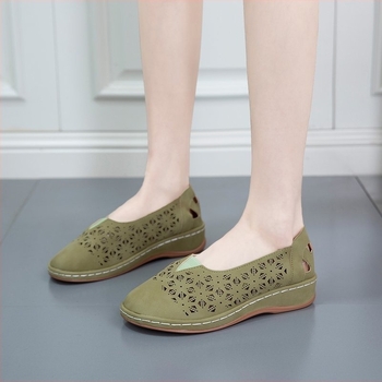Női slip-on loaferek lyukas mintával, kerek orr, frosted vamp, gumírozott talp, PU bélés