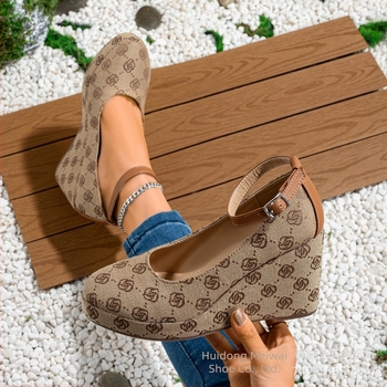 Női klinés magassarkú cipő - textil felsőrész, kerek orr, pántos zárású csat, klinis sarok >8 cm