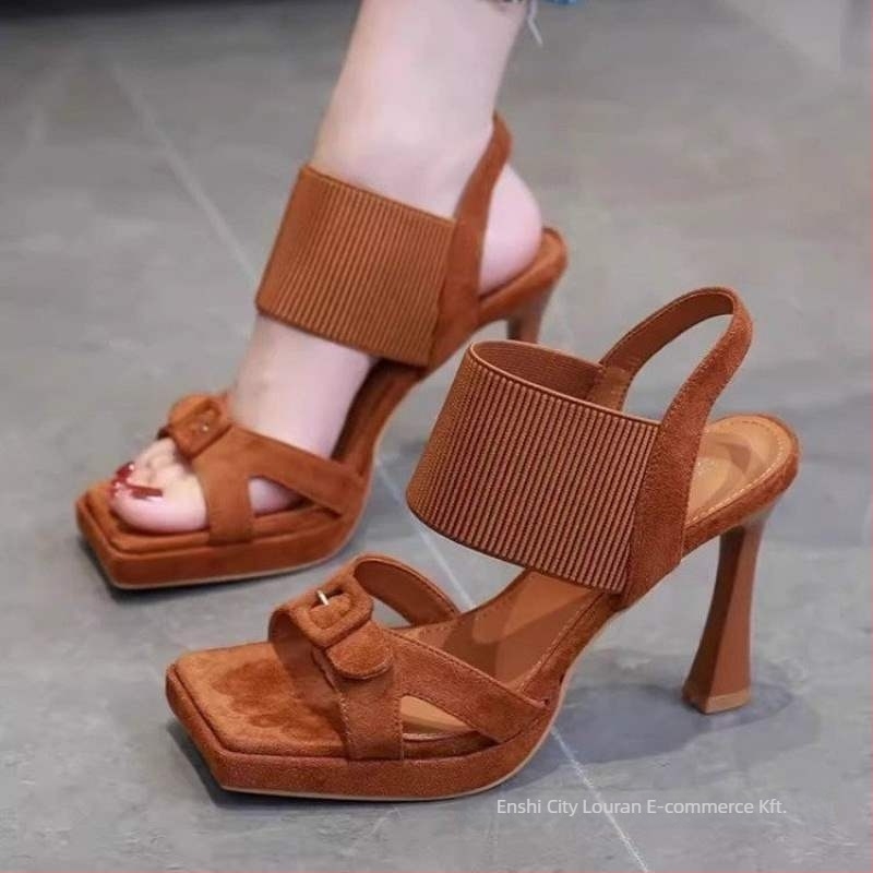Női egypántos szandál, kerek orr, PU felsőrész és bélés, gumi talp, sarokmagasság 6–8 cm, tavasz 2025
