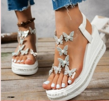 Kristályos köves szandál egypántos, gumitalp, slip-on, kerek orr, nyár 2025