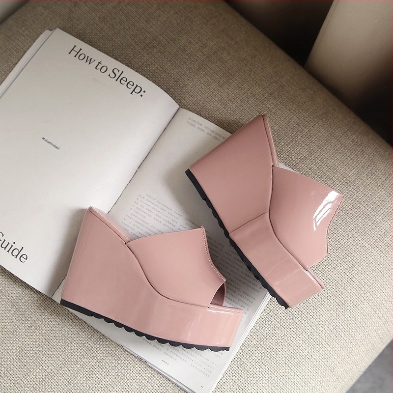 Női koreai stílusú peep-toe szandál, platformos klín, magas sarok, patent bőr, gumitalp, belső mikroszál