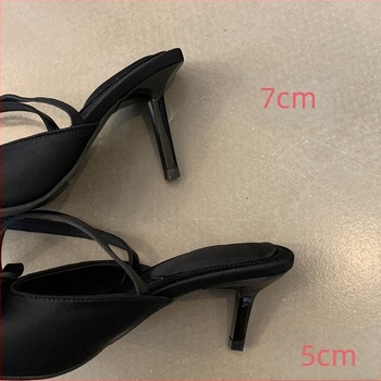 Szatén felületű pántos szandál, négyzet alakú orr, vékony sarok, sarokmagasság 3-6 cm