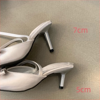 Szatén felületű pántos szandál, négyzet alakú orr, vékony sarok, sarokmagasság 3-6 cm