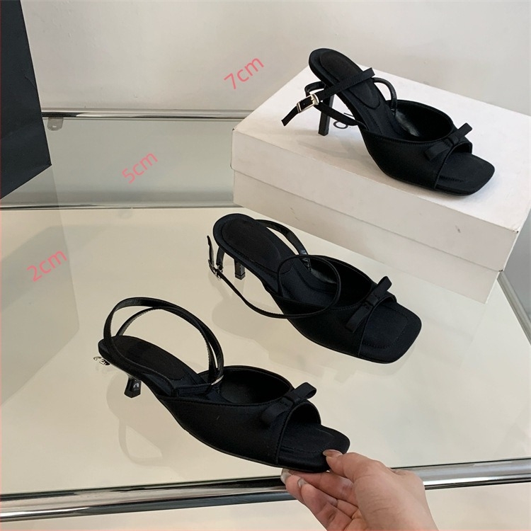 Szatén felületű pántos szandál, négyzet alakú orr, vékony sarok, sarokmagasság 3-6 cm