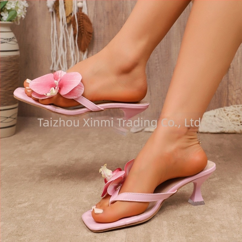 Stílusos stiletto nyitott orrú szandál, négyszögletes orr, PU felsőrész, PU belső, gumírozott talp, 3–6 cm sarok