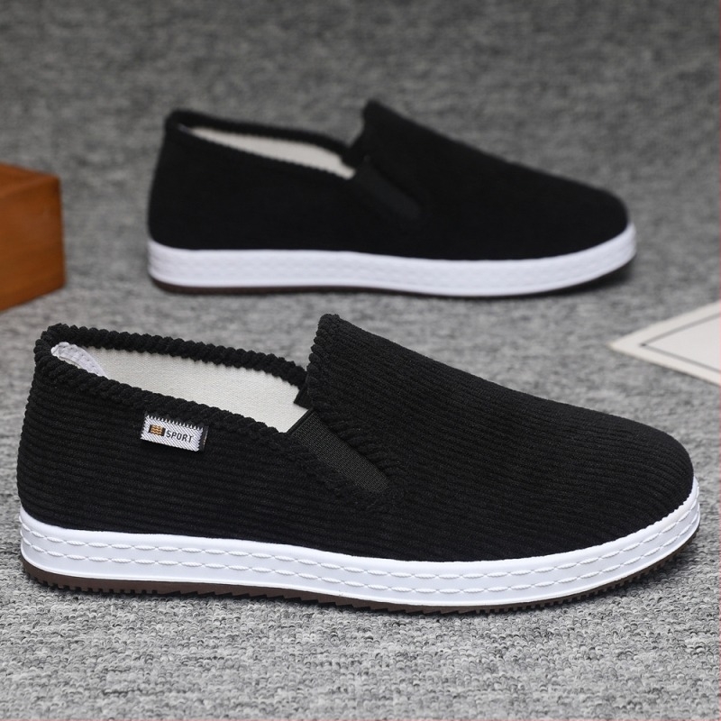Férfi slip-on vászon cipő pamut felsőrésszel, lélegző textile bélés, gumitalp, kerek orr, alacsony sarok 1–3 cm, injektált formájú talp