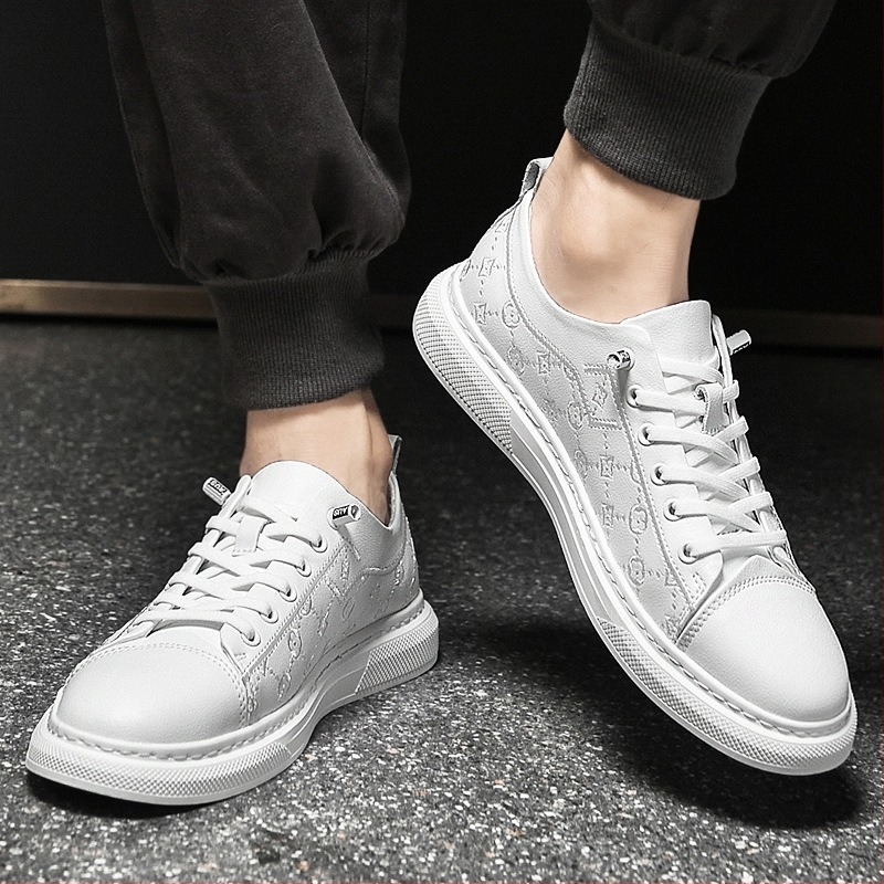 Férfi skateboardcipő valódi bőrből, kerek orr, elastikus slip-on zárás, gumitalp