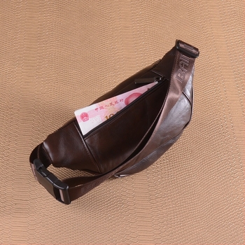 Férfi övtáska természetes bőrből, hold alakú, zipzárral záródó; belső rekeszek: zipzáras zseb, telefonzseb, identifikációs zseb, poliészter bélés