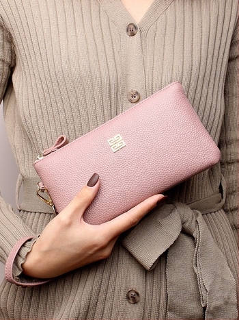 Női clutch táska valódi bőrből, vízszintes négyzet alakú, cipzáras zárás, belső telefonzseb, poliészter bélés.