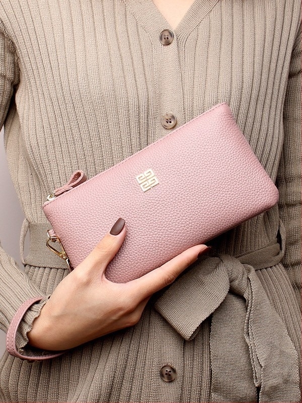 Női clutch táska valódi bőrből, vízszintes négyzet alakú, cipzáras zárás, belső telefonzseb, poliészter bélés.