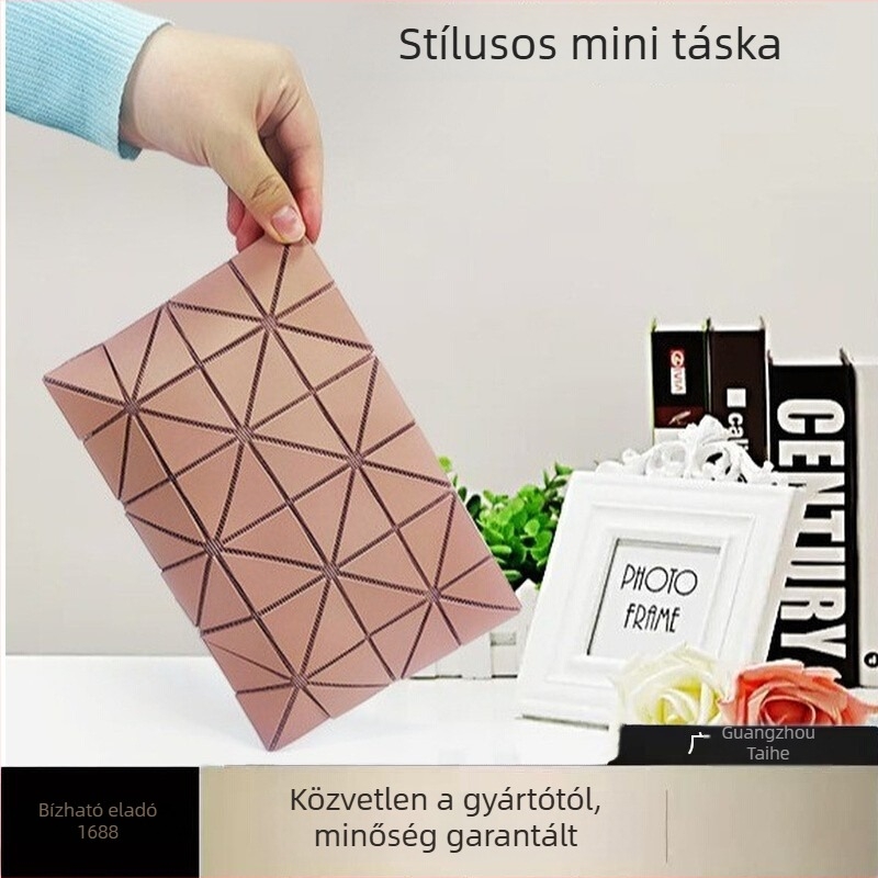 Sminktáska geometriai rombusz formával, envelope-pack stílusban, PVC anyag, vízszintes négyszögletes forma, nyitott tetejű, belső cipzáras zseb