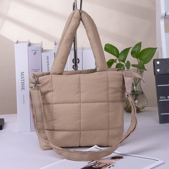 Válltáska quilted dizájnnal, nylon anyagból, cipzáras zárás, vízálló, könnyű, bővíthető kapacitással