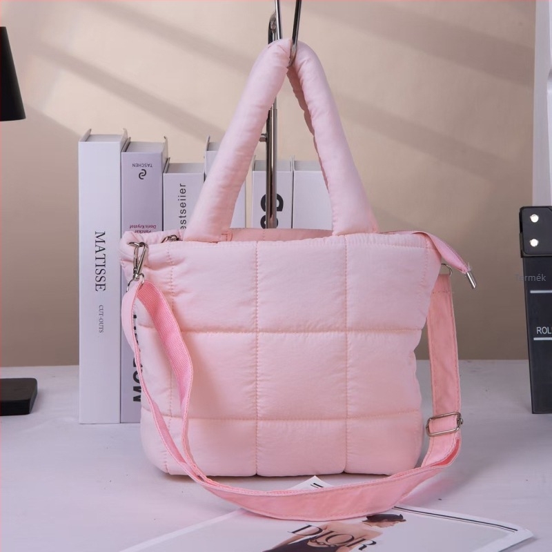 Válltáska quilted dizájnnal, nylon anyagból, cipzáras zárás, vízálló, könnyű, bővíthető kapacitással