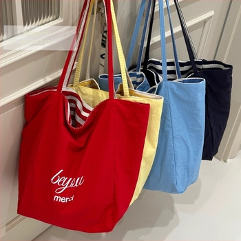 Csíkos, kétoldalas vászon tote táska, lazító stílus, függőleges négyszögletes forma, nyitott felső, dupla vállpánt