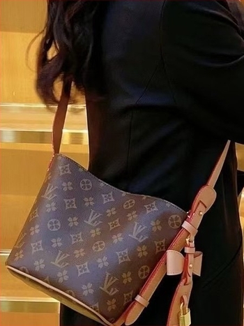 Maixi Bucket táska – valódi bőr, vászon bélés, mágneses zárás, cipzáras és dokumentumok számára zsebek