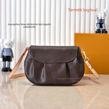 Denim-stílusú ingot alakú crossbody táska logóval; valódi bőr, vászon belső, fedéllel záródó, vízszintes négyzet alak, laminált cipzáras zseb