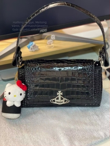 PU bőr krokodil mintás crossbody táska, belső nylon bélés, vízszintes négyszögletes forma, kapucsukás típusú záródás, belső sandwich cipzáras rekesz, egy vállpánt