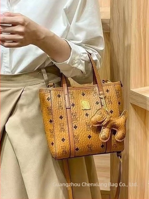 Valódi bőrből készült tote és crossbody táska, vízszintes négyszög alak, cipzáras zárás, belső zseb a telefon számára, egyetlen vállpánt