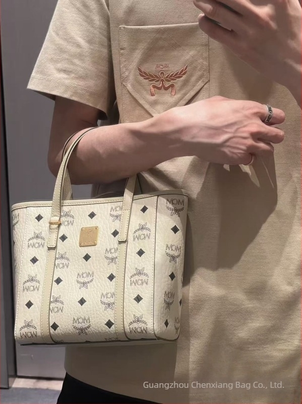 Valódi bőrből készült tote és crossbody táska, vízszintes négyszög alak, cipzáras zárás, belső zseb a telefon számára, egyetlen vállpánt