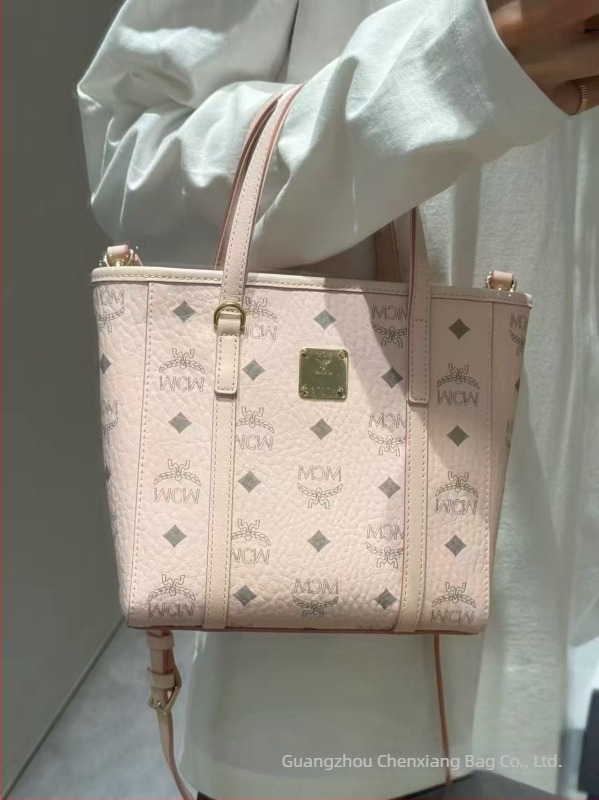 Valódi bőrből készült tote és crossbody táska, vízszintes négyszög alak, cipzáras zárás, belső zseb a telefon számára, egyetlen vállpánt