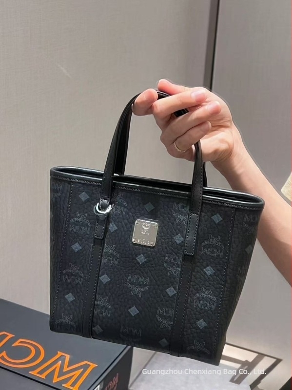 Valódi bőrből készült tote és crossbody táska, vízszintes négyszög alak, cipzáras zárás, belső zseb a telefon számára, egyetlen vállpánt
