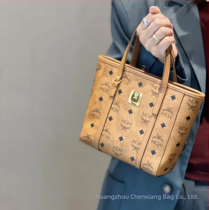 Valódi bőrből készült tote és crossbody táska, vízszintes négyszög alak, cipzáras zárás, belső zseb a telefon számára, egyetlen vállpánt