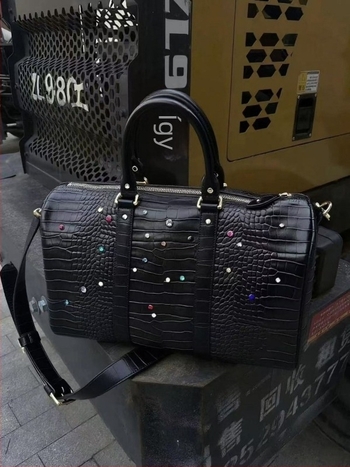 PU-ból készült crossbody táska krokodil-textúrával és kövecske díszítéssel, doboz alak, cipzáras zárás, puha felépítés, nyári 2025 kiadás