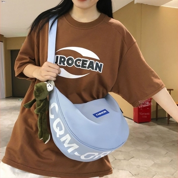 Oxford vászon Crossbody Dumpling táska — lágy felépítés, dumpling forma, fedéllel záródó kivitel, belső ID zseb és zip rekesz