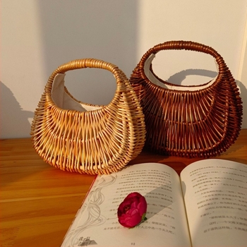 Japán stílusú szalma szövött táska, kagyló alakú forma, nyitott tetejű, merev külső, belső ID rekesz