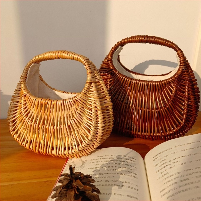 Japán stílusú szalma szövött táska, kagyló alakú forma, nyitott tetejű, merev külső, belső ID rekesz