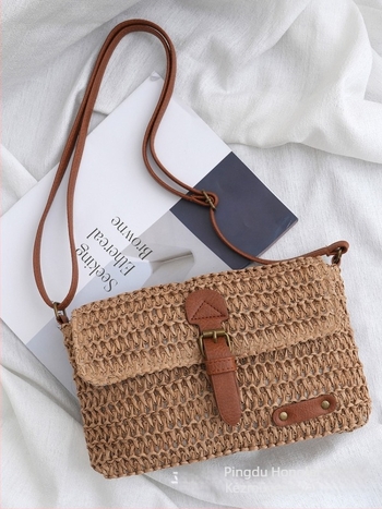 Női szalma fonott crossbody táska, horizontális négyszög alakú, cipzáras zárás, egy vállpánttal, mindennapi használatra