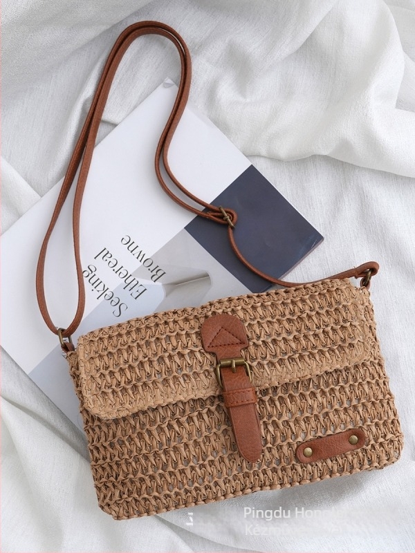 Női szalma fonott crossbody táska, horizontális négyszög alakú, cipzáras zárás, egy vállpánttal, mindennapi használatra