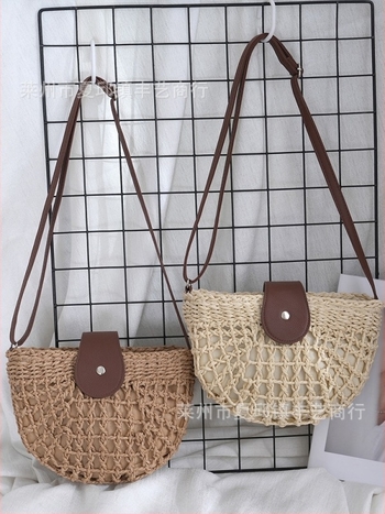 Női nyári szalma táska – fonott beach crossbody, félkör alakú, közepes méret