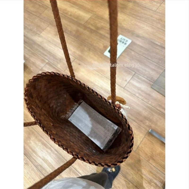 Szövött bucket bag, PU bőr, textile belsővel, 2025 tavasza
