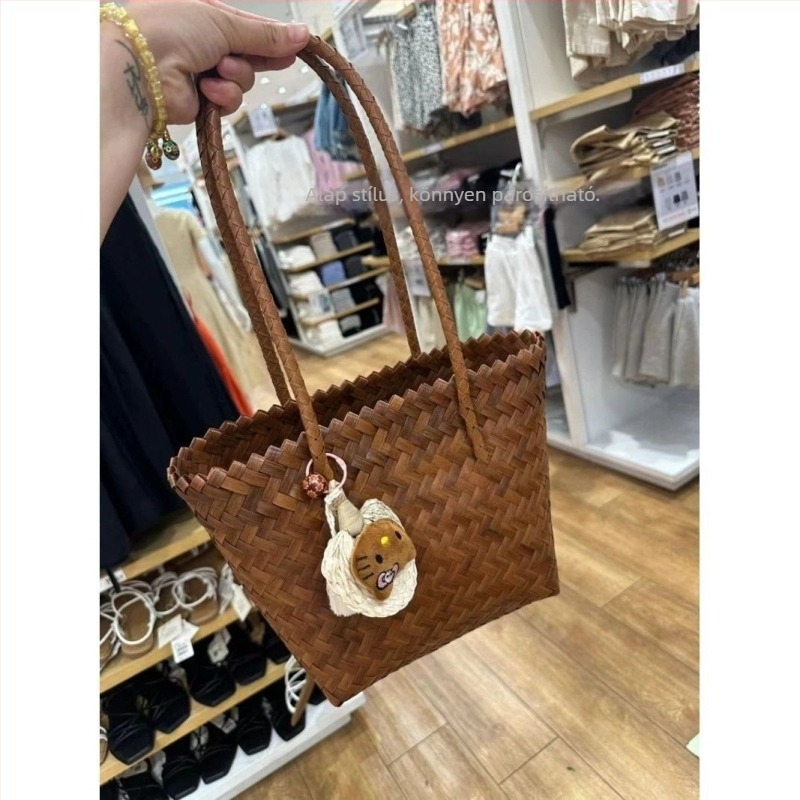 Szövött bucket bag, PU bőr, textile belsővel, 2025 tavasza