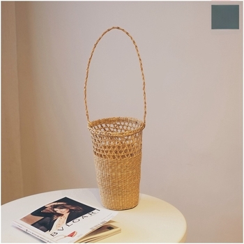 Szalmából készült fonott bucket táska rattan kerettel és papírszál díszítéssel