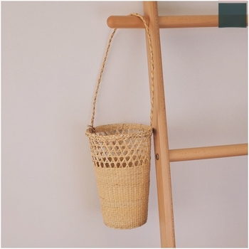 Szalmából készült fonott bucket táska rattan kerettel és papírszál díszítéssel