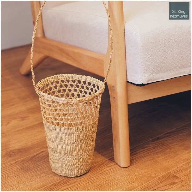 Szalmából készült fonott bucket táska rattan kerettel és papírszál díszítéssel
